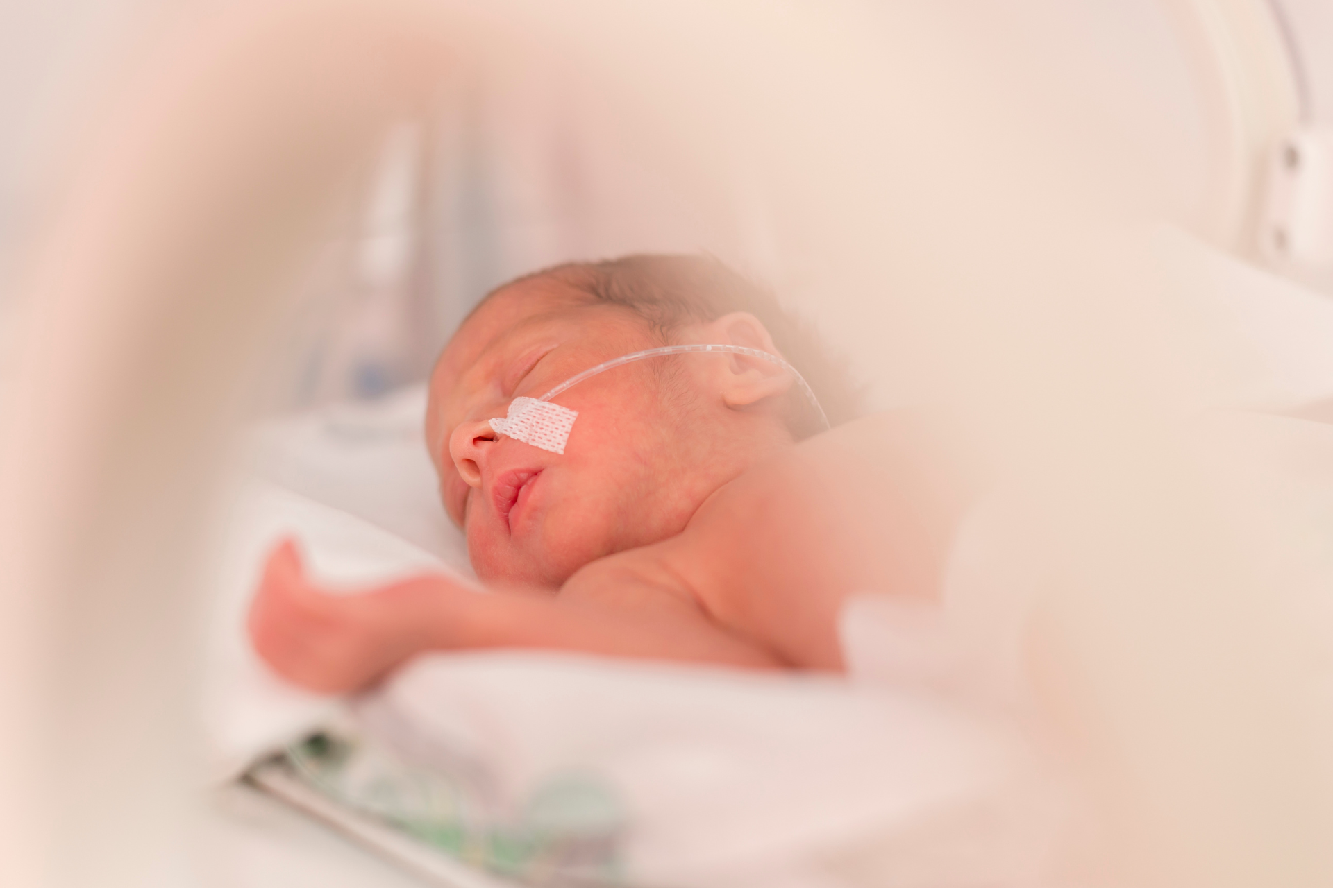 Bebê prematuro em UTI neonatal representando acompanhamento pediátrico humanizado em Belo Horizonte