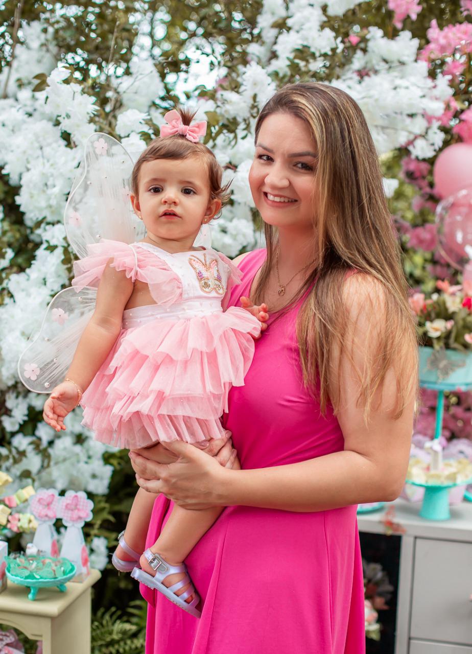 Dra. Giuliana Caldeira pediatra em BH com sua filha representando maternidade real e acolhimento